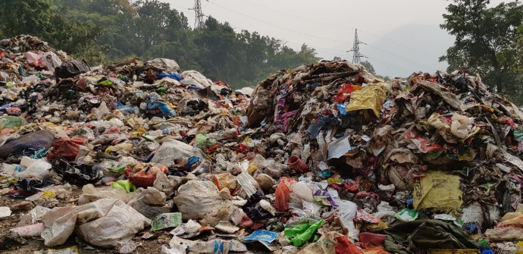 हिमालय में बढ़ता कचरे का पहाड़