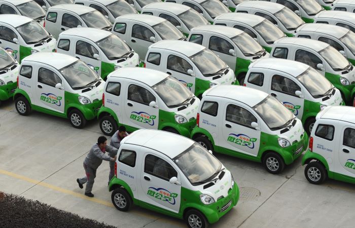 चीन: बैटरी कार चलाओ, पैसे कमाओ