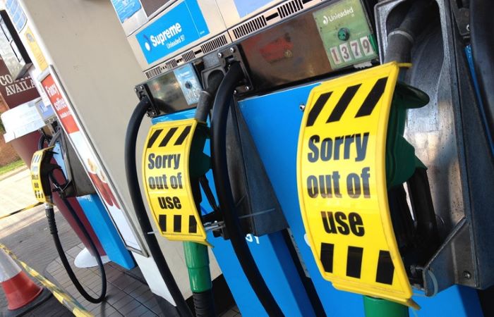 ब्रिटेन में पेट्रोल/डीजल होने वाला है बे‘कार’!