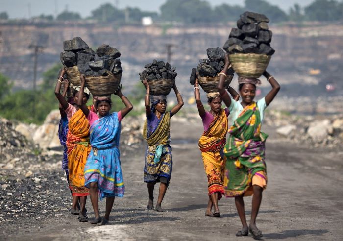 खनन का दंश झेल रही देश की महिलाएं, स्वास्थ्य से लेकर अस्मिता तक खतरे में