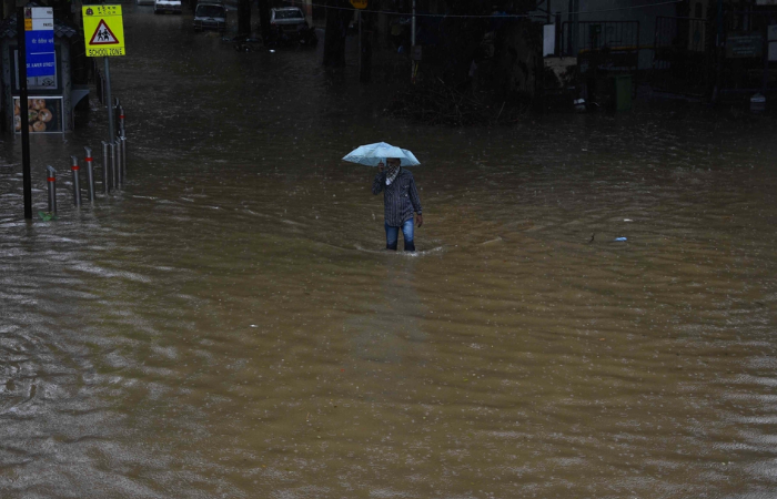 बाढ़-भूस्खलन से भारत में सैकड़ों मरे, जानकारों ने दी जलवायु परिवर्तन के बढ़ते प्रभाव की चेतावनी
