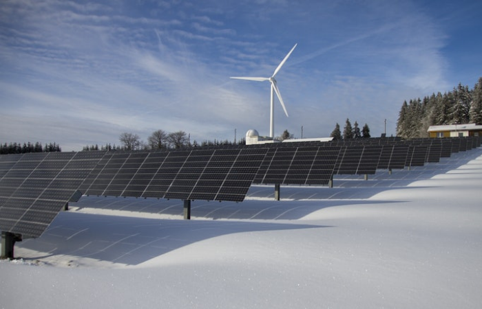 सौर और पवन ऊर्जा क्षमता वृद्धि की रिकॉर्ड रफ्तार