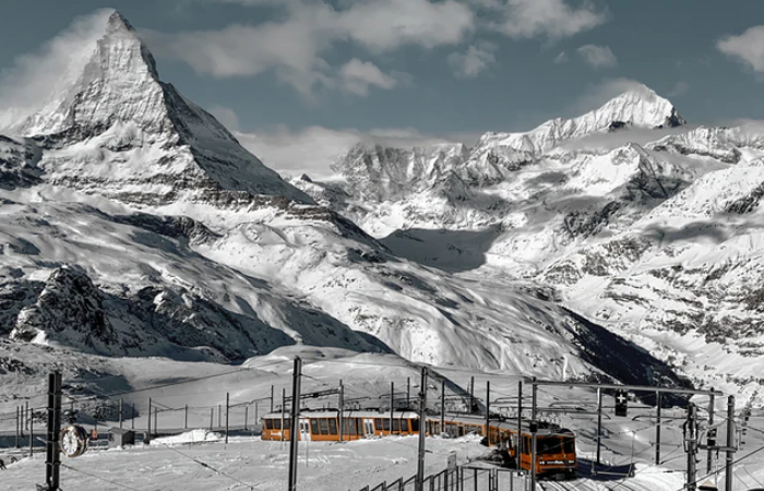 स्विस आल्प्स में जलवायु परिवर्तन के कारण बनी 1,000 से अधिक झीलें