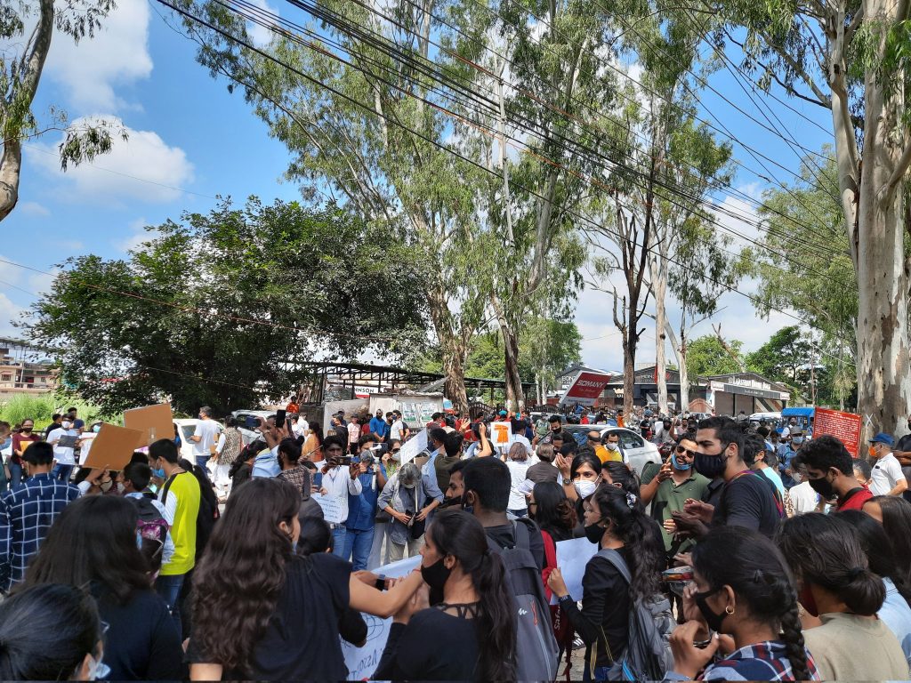 दून के 2200 पेड़ बचाने के लिए विभिन्न संगठनों का चिपको जैसा आंदोलन शुरू