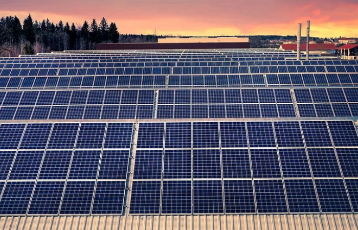 वितरण कंपनियों के दबाव में सोलर कंपनियों ने दरें घटाईं