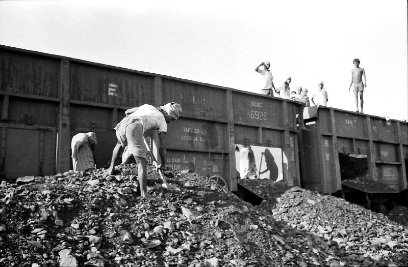 VIDEO : कोयला आधारित अर्थव्यवस्था की विकल्पहीनता के संकट और प्रदूषण की मार झेलते ग्रामीण