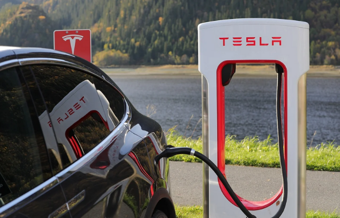 टेस्ला बनी एक लाख करोड़ डॉलर की कंपनी