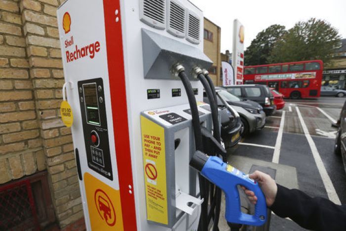 सरकारी तेल कंपनियां स्थापित करेंगी 22,000 ईवी चार्जिंग स्टेशन