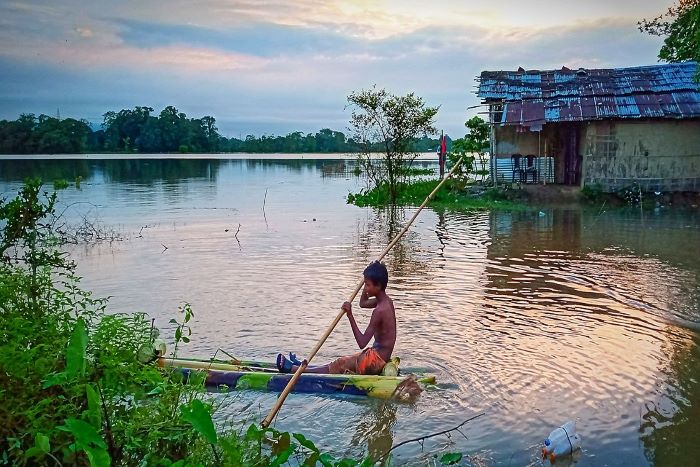बाढ़ में डूबा उत्तर-पूर्व, असम में 30 लाख प्रभावित