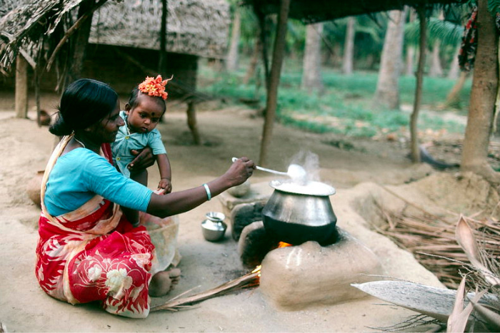 गरीबों के रसोईघरों में प्रदूषण का जानलेवा स्तर, बच्चों और बुज़र्गों को दूर रहने की सलाह