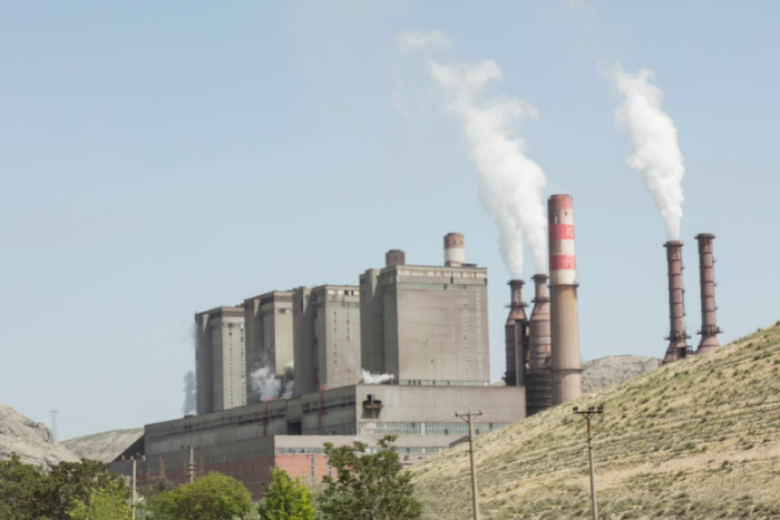 आर्थिक उलझन: अधिकांश कर्ज़ तेल और गैस के लिए