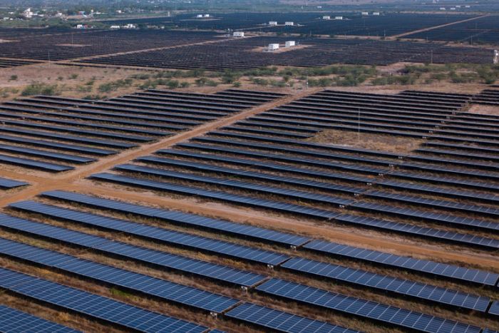 अडानी ग्रीन एनर्जी के शेयरों की कीमत 50% से अधिक गिरी