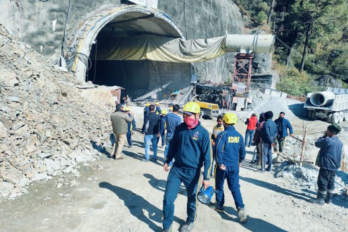 उत्तराखंड: चारधाम यात्रा मार्ग में सुरंग धंसने के 50 घंटे बाद भी फंसे हैं 40 मज़दूर