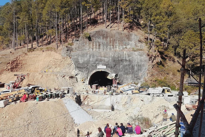 उत्तरकाशी: सत्रहवें दिन सुरंग से निकले 41 मज़दूर