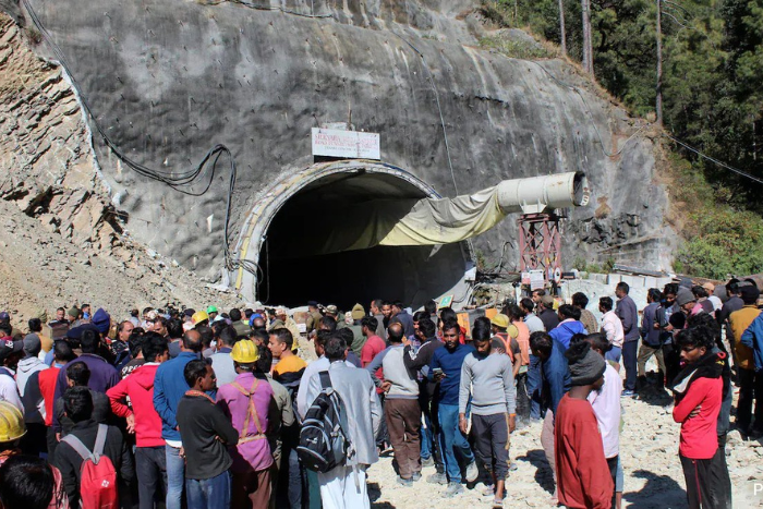 उत्तराखंड: सुरंग में फंसे मज़दूरों का अंतहीन इंतज़ार