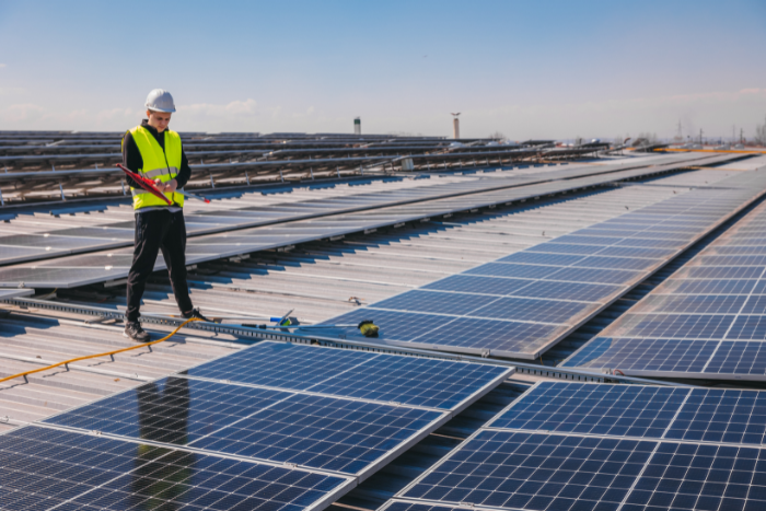 साफ ऊर्जा में मिलीं जीवाश्म ईंधन क्षेत्र से अधिक नौकरियां: आईए रिपोर्ट