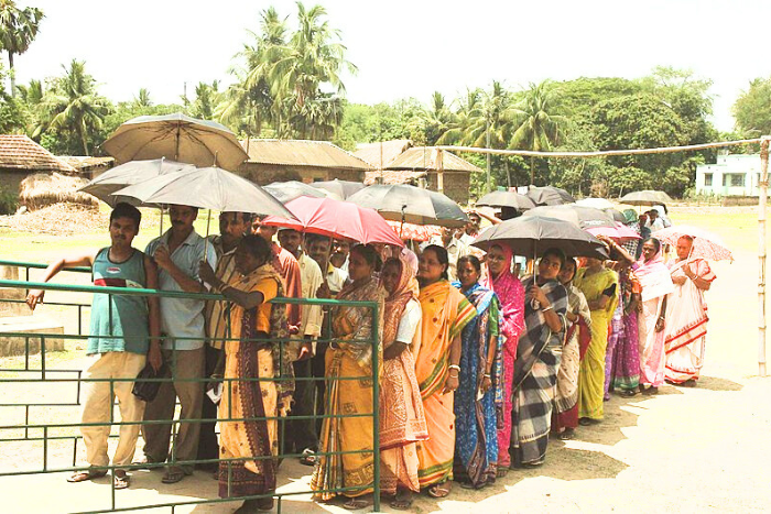 झुलसाती गर्मी: क्या हीटवेव का असर लोकतांत्रिक प्रक्रिया पर नहीं पड़ रहा?