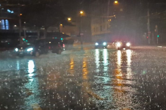 मॉनसून की दस्तक के साथ ही राजधानी के कई हिस्से पानी में डूबे