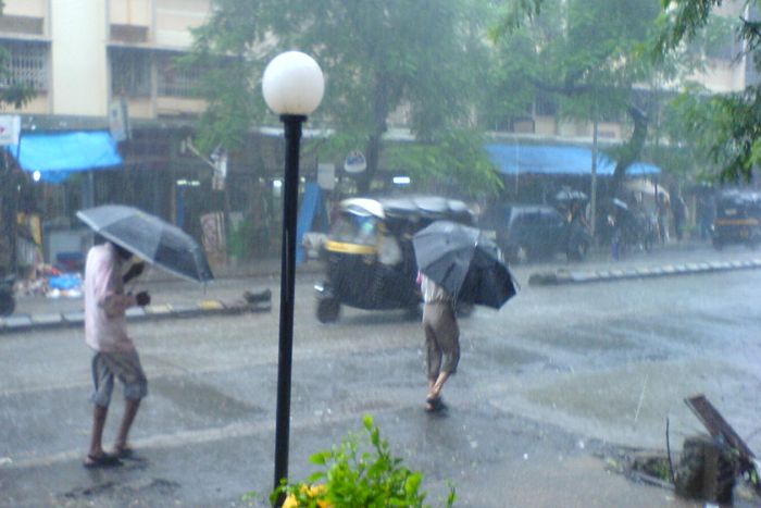 मुंबई से बंगाल तक बारिश ने किया बेहाल