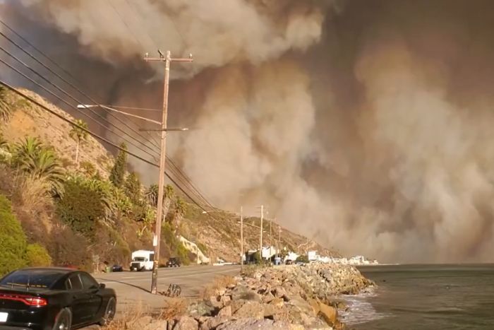 कैलिफोर्निया में भयानक आग, कम से कम 10 लोगों की मौत