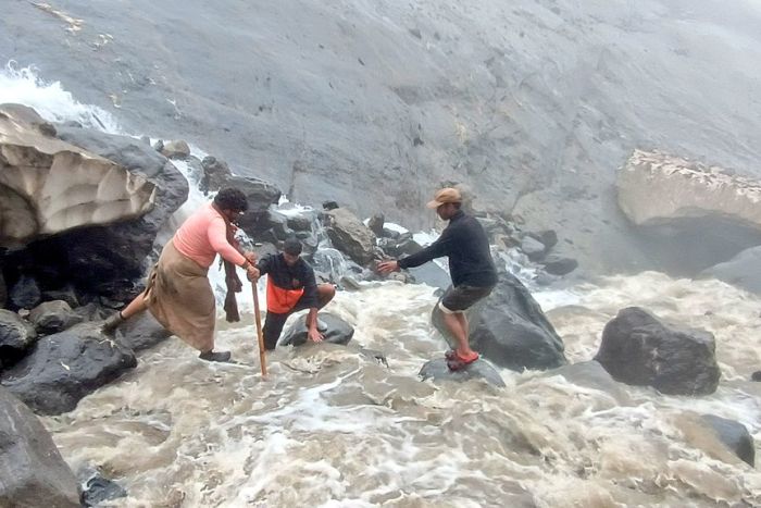 हिमाचल प्रदेश में अचानक आई बाढ़ में 78 लोगों की मौत, उत्तराखंड के 4 जिलों में भूस्खलन का अलर्ट