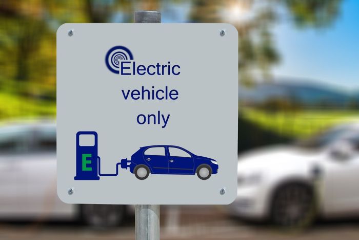 ब्रिटेन में 650 मिलियन पाउंड की अनुदान योजना के तहत 17 इलेक्ट्रिक वाहनों के मॉडलों पर छूट