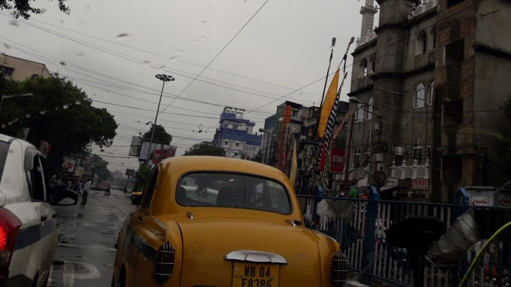 कोलकाता में मूसलाधार बारिश, 10 की मौत; कई दुर्गा पूजा पंडाल क्षतिग्रस्त