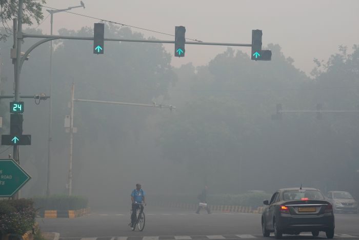 दिल्ली में और बिगड़ी हवा, घने स्मॉग ने किया बेहाल